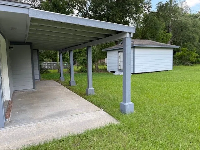a view of a house with backyard and porch