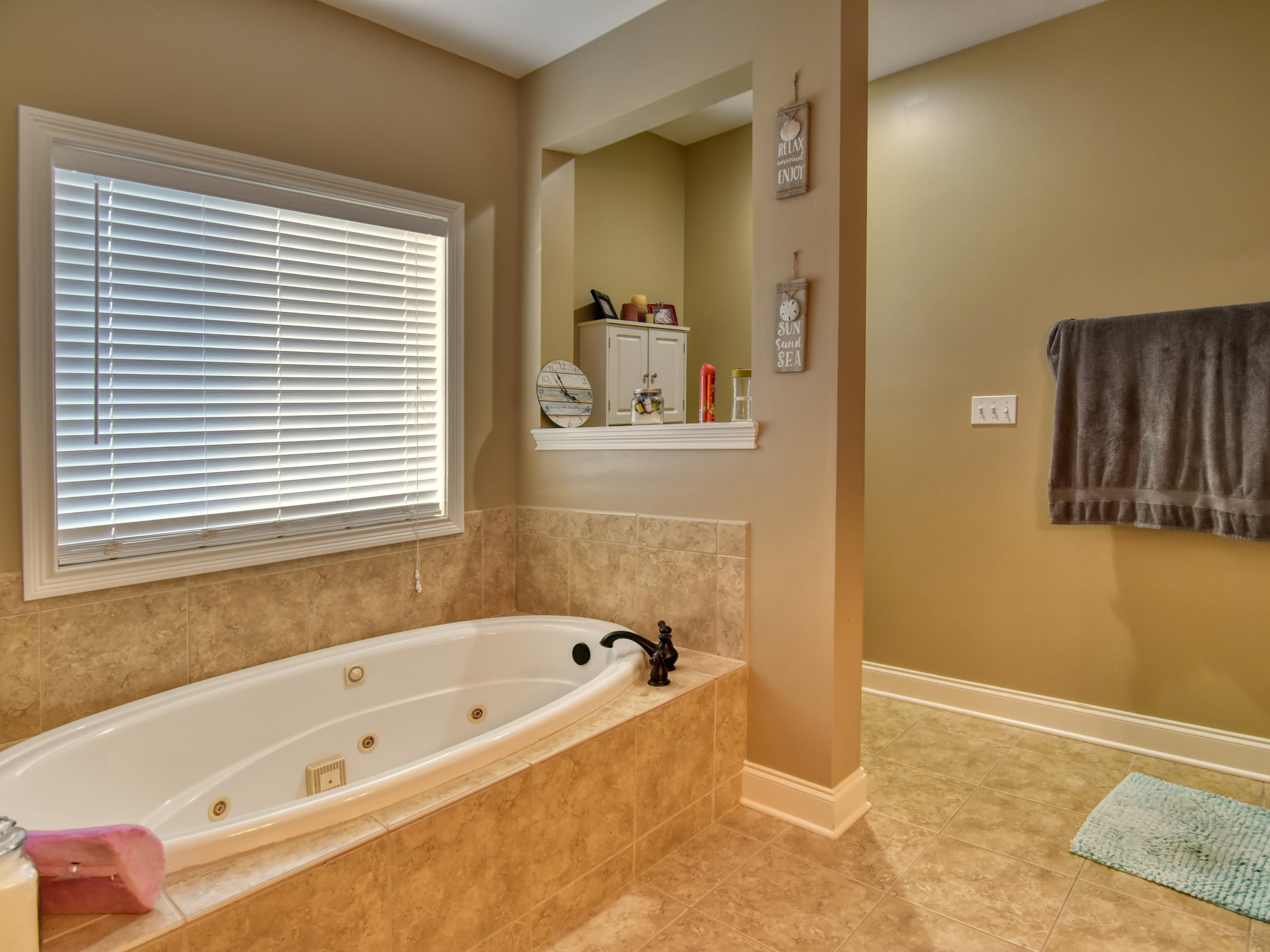 102 Meridian Way Clinton, TN 37716 - Photo 18 of 26 Master bathroom