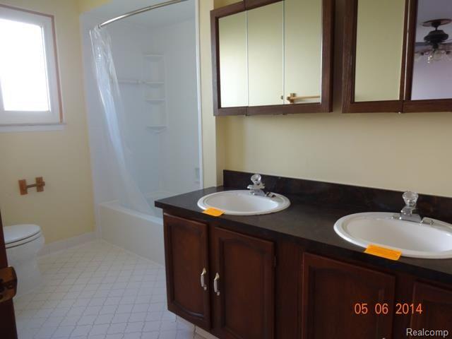 71 Foxboro Drive Rochester, MI 48309 - Photo 12 of 16 DSC03943.jpg
