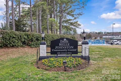 a view of a bench sitting in the middle of a yard