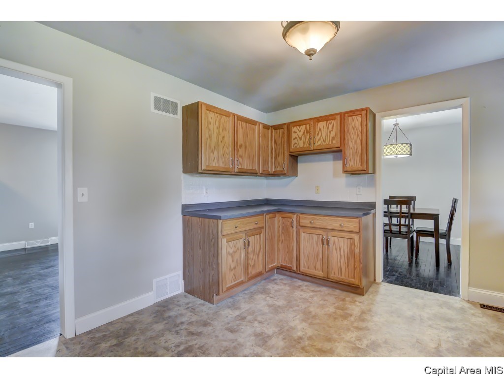 8 Glen Aire Drive Springfield, IL 62703 - Photo 8 of 25