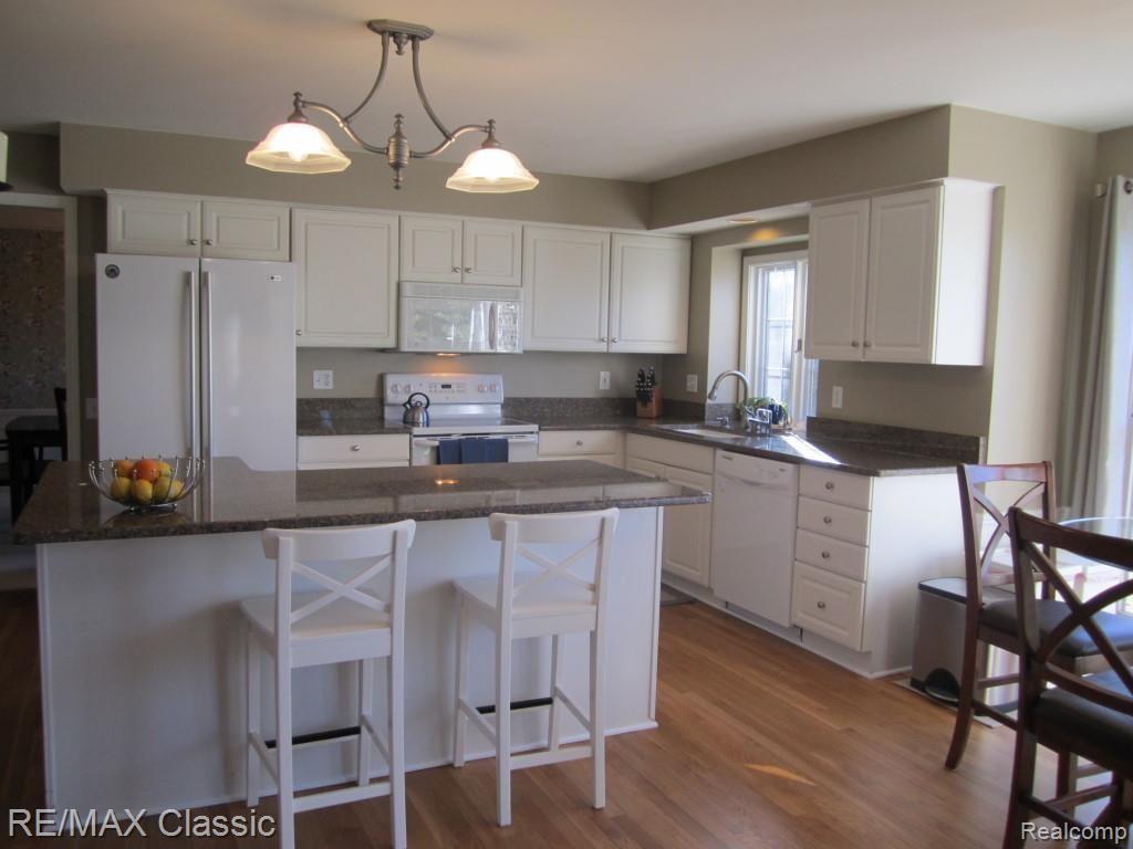 2393 Pleasant View Drive Rochester, MI 48306 - Photo 12 of 40 breakfast bar.jpg