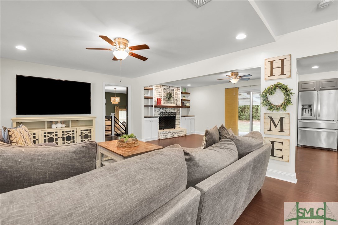 426 Shellie Helmey Road Guyton, GA 31312 - Photo 7 of 41 Living Room