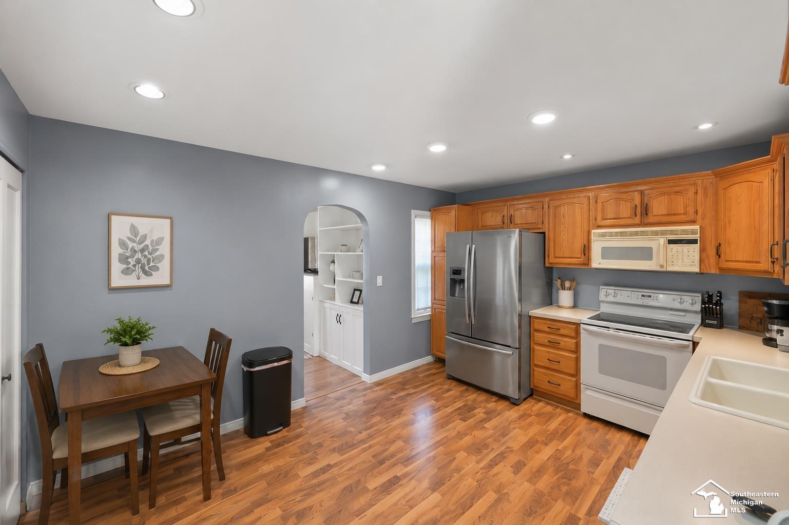 5864 Edgewood Boulevard Monroe, MI 48161 - Photo 9 of 25 50209778-19dad5b1-93d5-4eac-a698-2bd11e93bedf.JPG