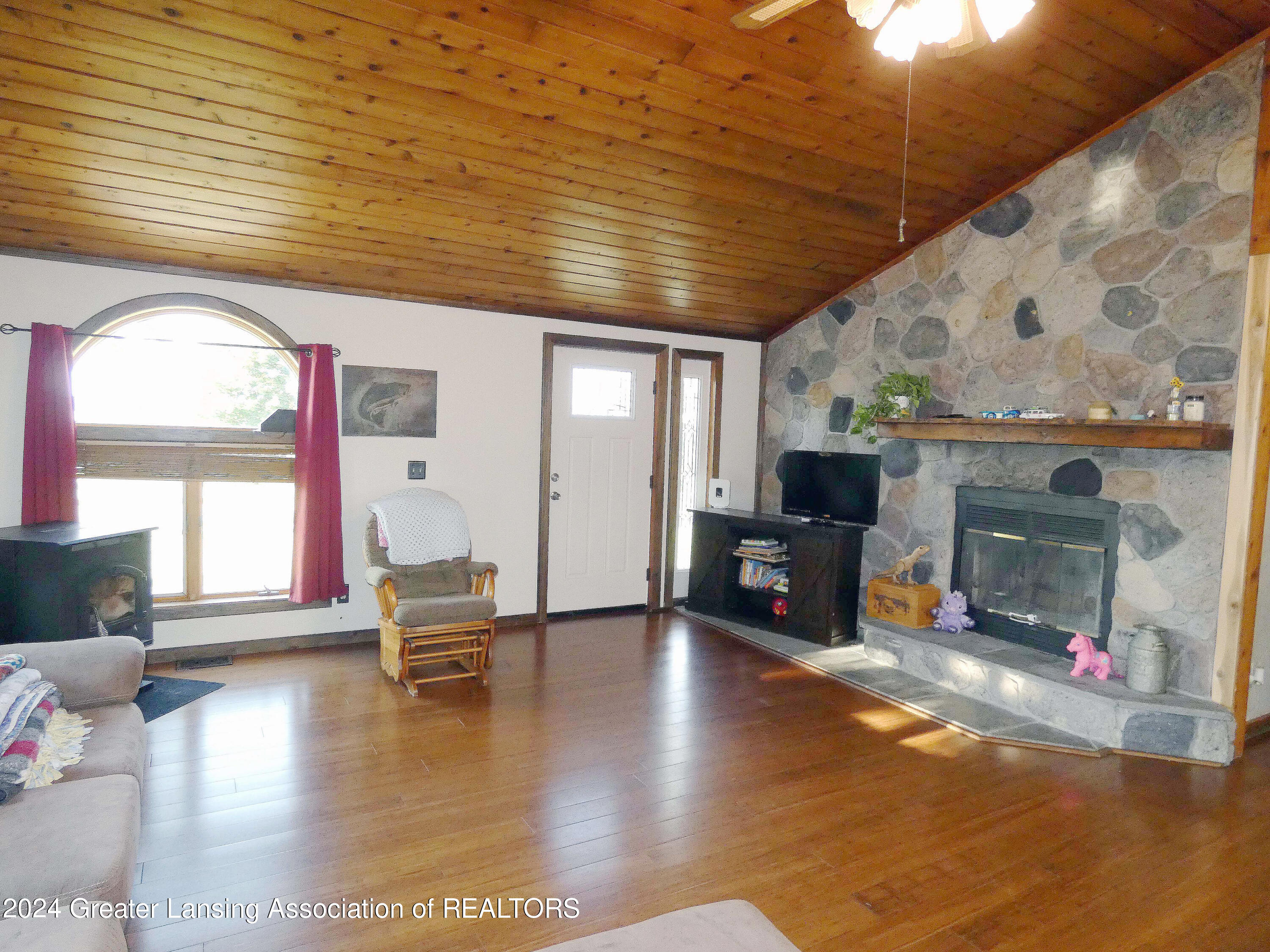 5963 West Chadwick Road Dewitt, MI 48820 - Photo 7 of 38 Living Room