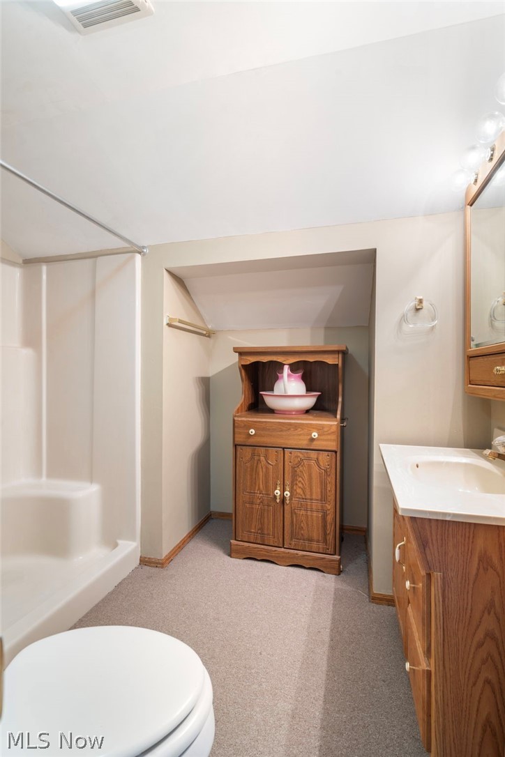 1850 South Sawburg Road Alliance, OH 44601 - Photo 24 of 39 Bathroom #3 on second floor featuring toilet, vanity and tub/shower combination