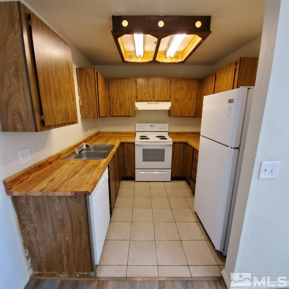2085 Highview Court, Unit 4 Reno, NV 89512 - Photo 2 of 8 a kitchen with a stove a refrigerator and a sink