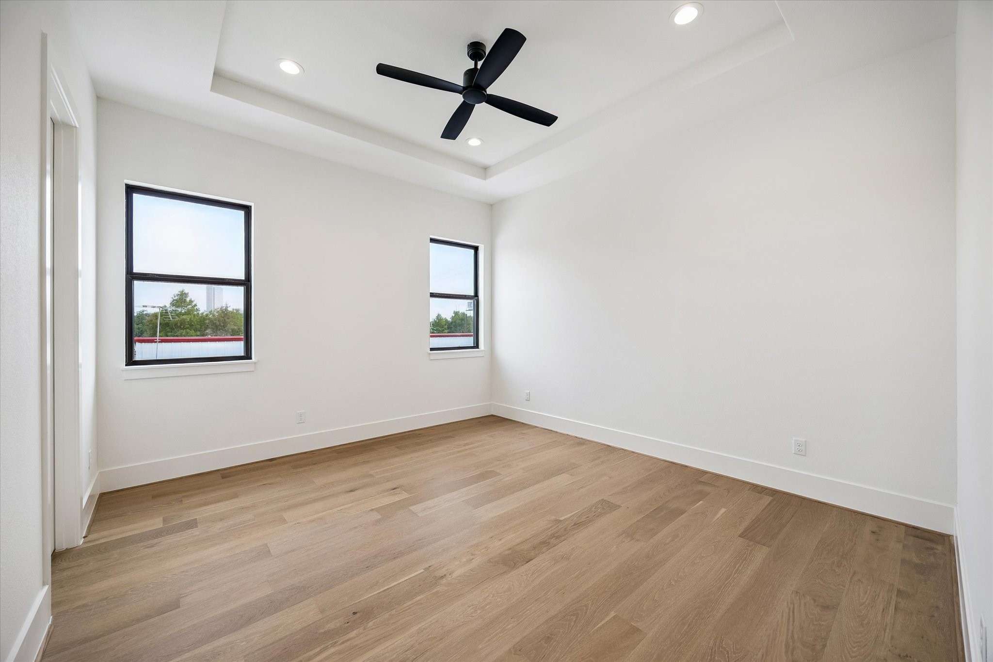 335 Harvard Street Houston, TX 77007 - Photo 22 of 35 Bedroom #3 - offers a walk-in closet and an en-suite bath.