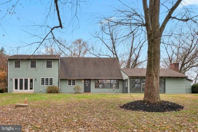 a view of a pathway with a yard