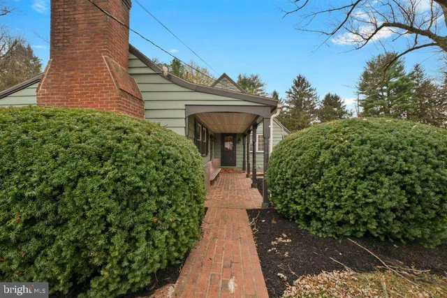 a view of a pathway both side of the house