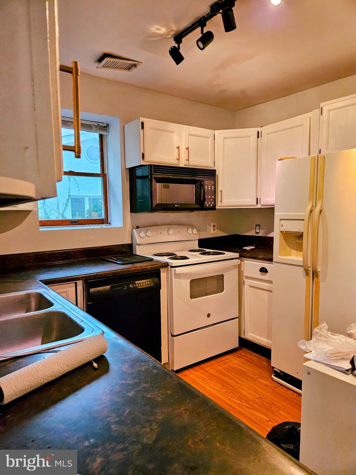 355 Sturtons Lane Pasadena, MD 21122 - Photo 13 of 20 Kitchen