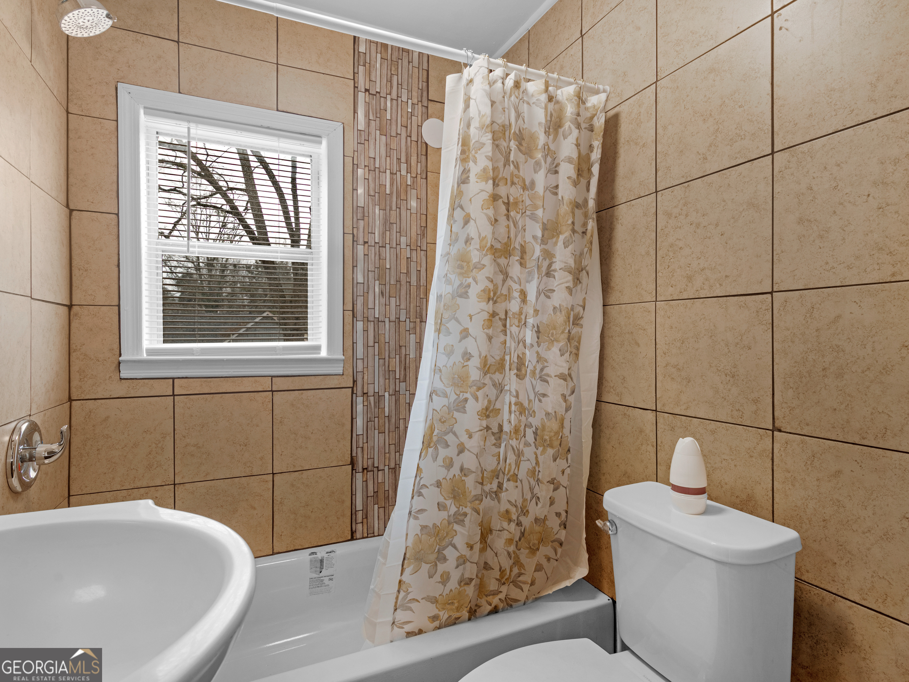 149 Akins Street Barnesville, GA 30204 - Photo 19 of 27 a bathroom with a toilet a sink and bathtub