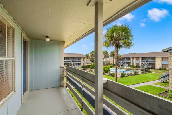 $1,200 | 2828 61st Street, Unit 206, Galveston, TX 77551