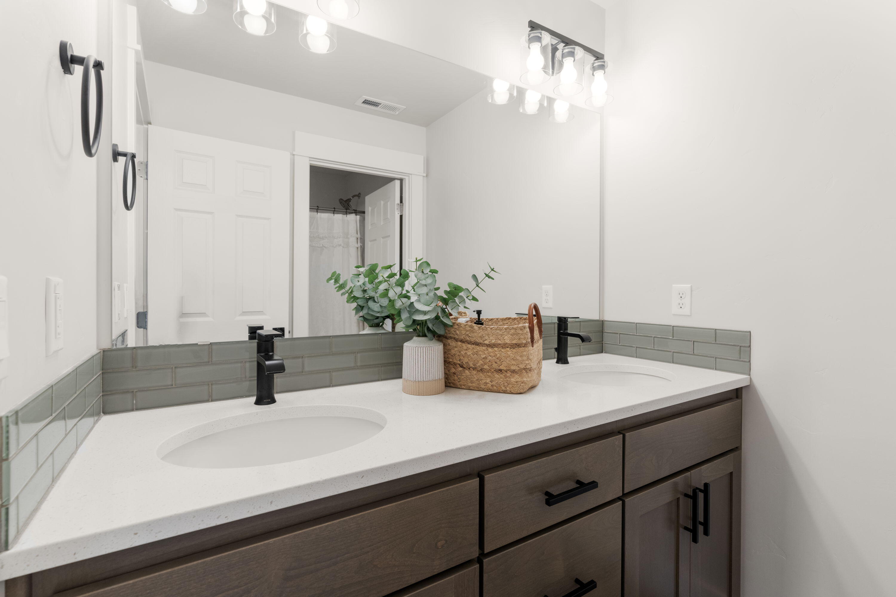 20608 Rolen Avenue Bend, OR 97702 - Photo 18 of 30 20608 Rolen Upper Hall Bath