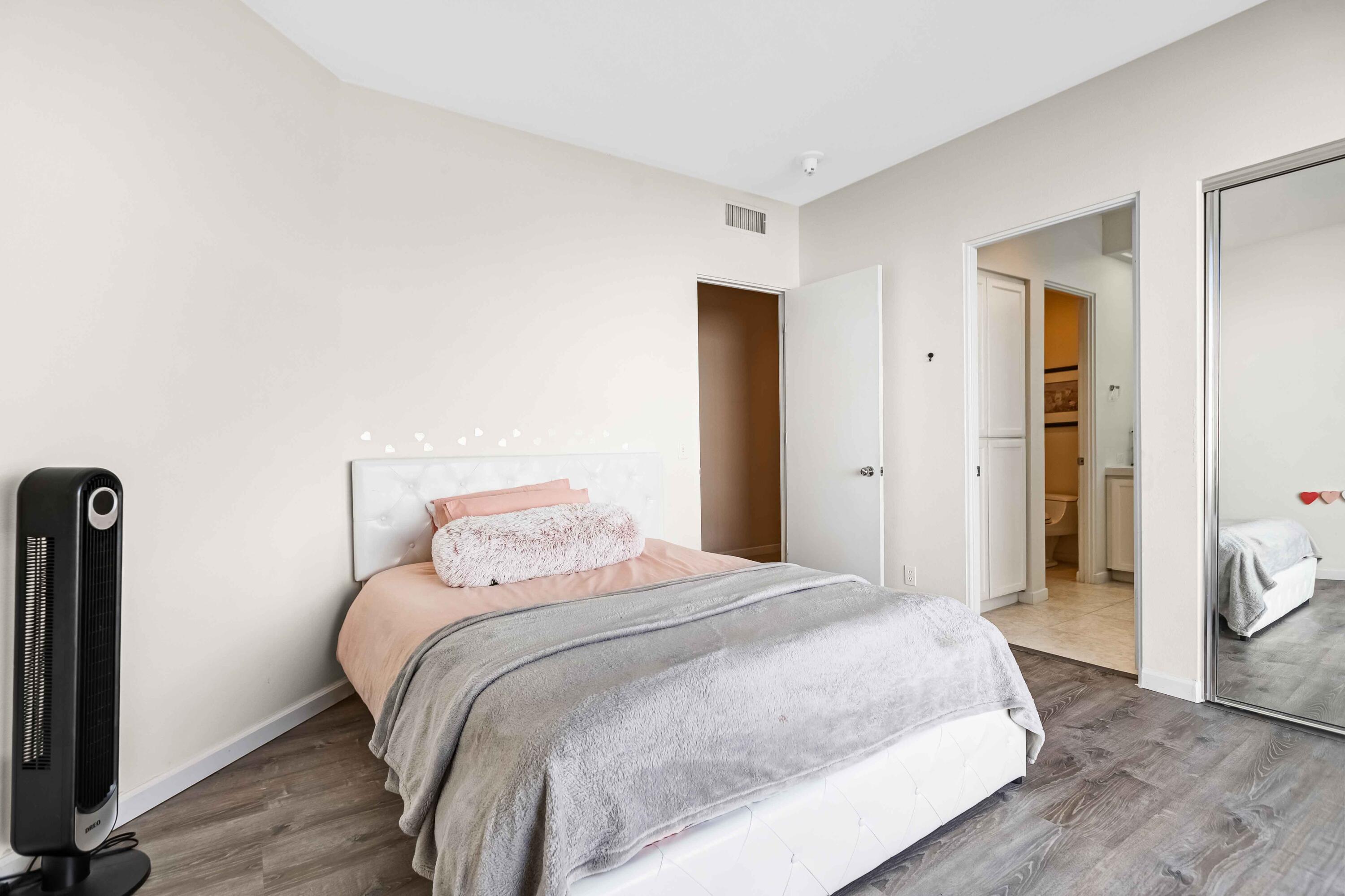 57600 Interlachen La Quinta, CA 92253 - Photo 23 of 87 a bedroom with a bed and a mirror