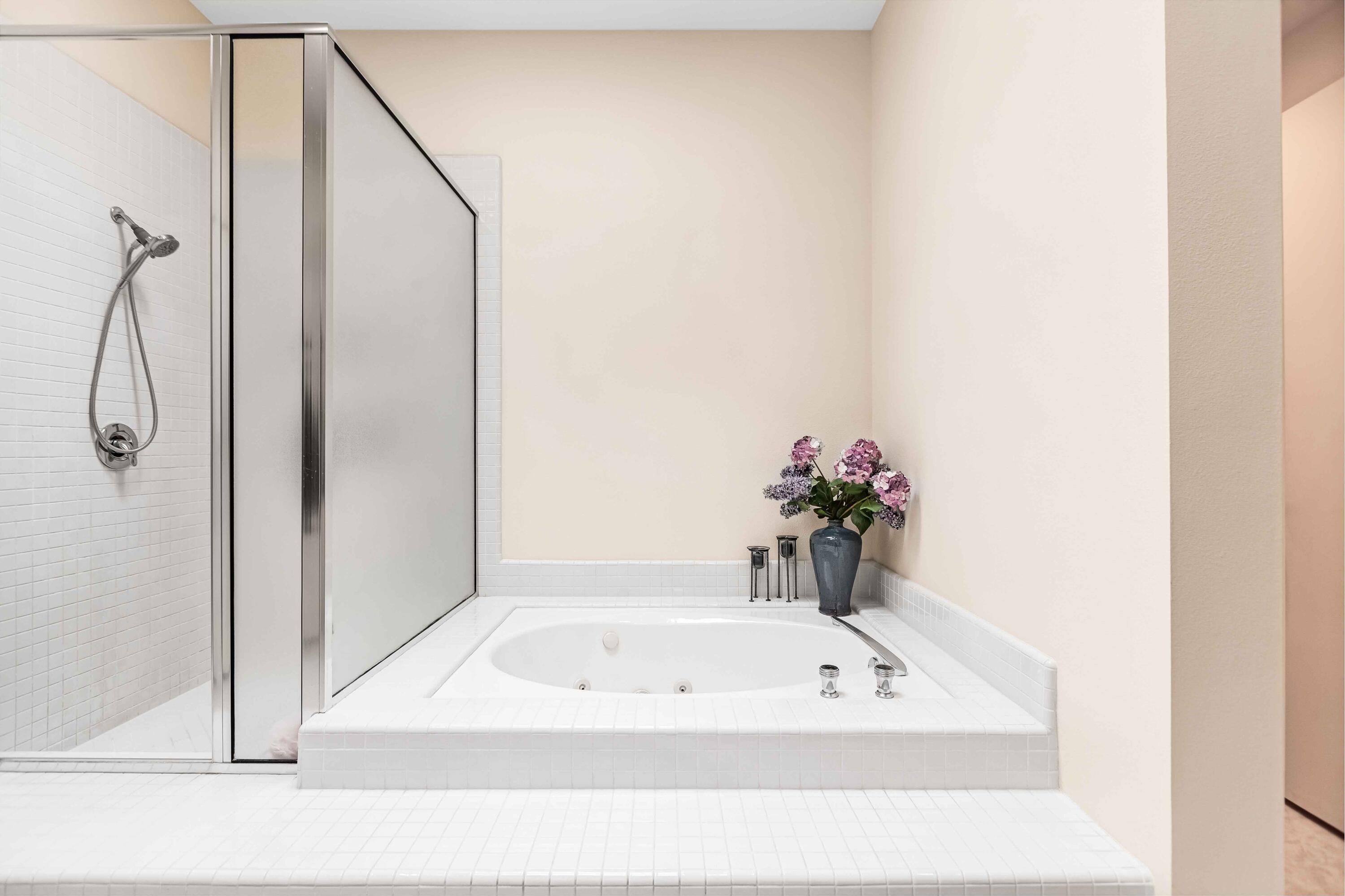 57600 Interlachen La Quinta, CA 92253 - Photo 28 of 87 a bathroom with a tub a mirror and a shower
