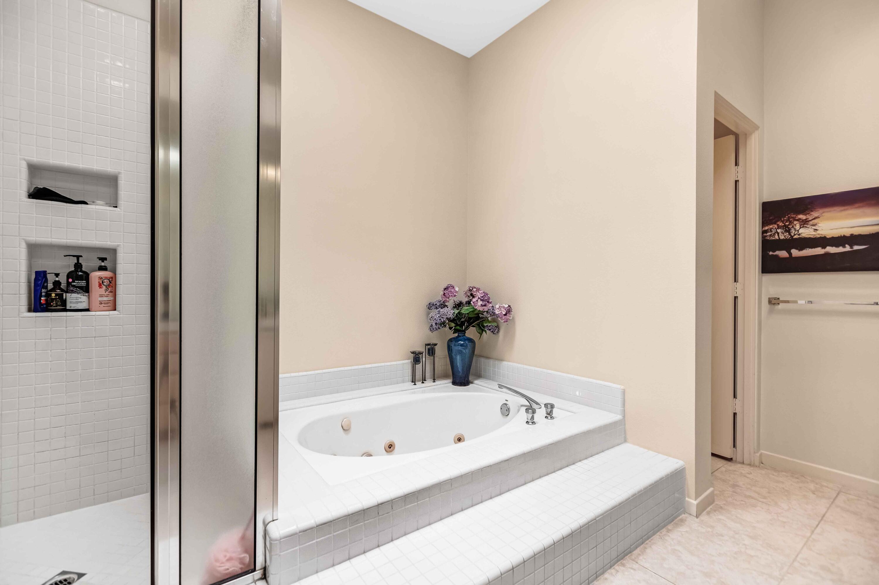 57600 Interlachen La Quinta, CA 92253 - Photo 30 of 87 a bathroom with a tub