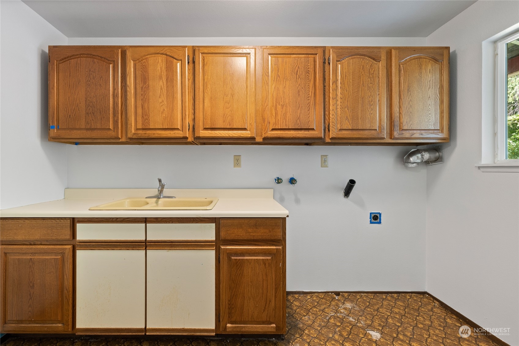 828 Lucas Creek Road Chehalis, WA 98532 - Photo 14 of 36 a bathroom with a sink and a mirror