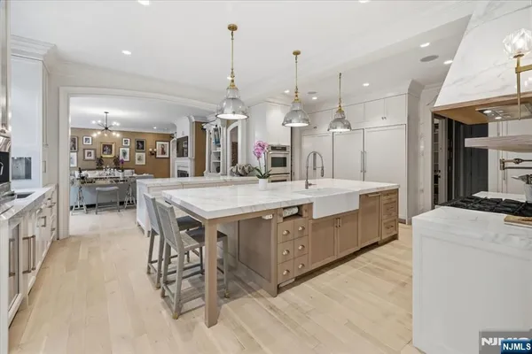 a large kitchen with kitchen island a large island in it