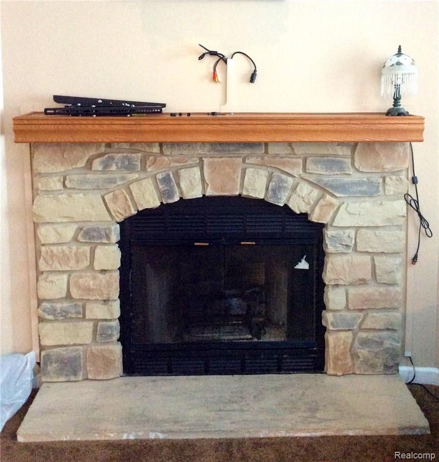 GAS FIREPLACE WITH HARDWARE TO MOUNT YOUR FLATSCREEN