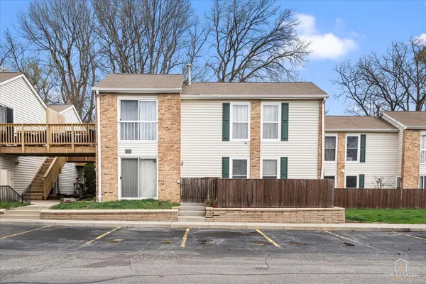$220,000 | 1976 Kenilworth Circle, Unit E, Hoffman Estates, IL 60169