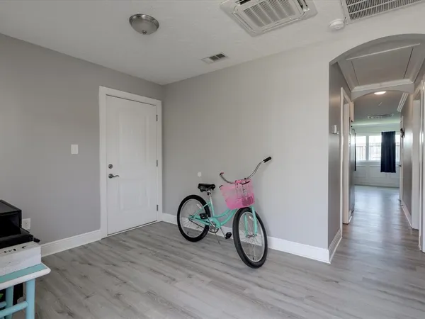 $1,800 | 10 Windsor Court, Galveston, TX 77551