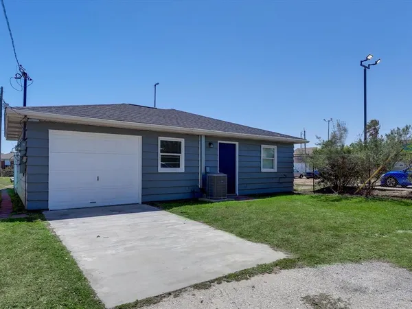 $1,800 | 10 Windsor Court, Galveston, TX 77551