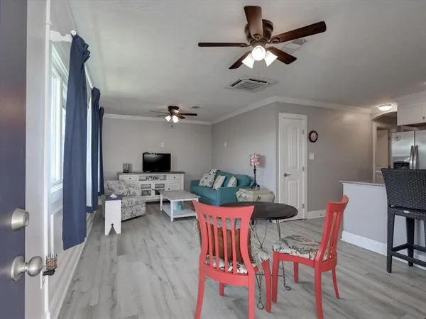 $1,800 | 10 Windsor Court, Galveston, TX 77551