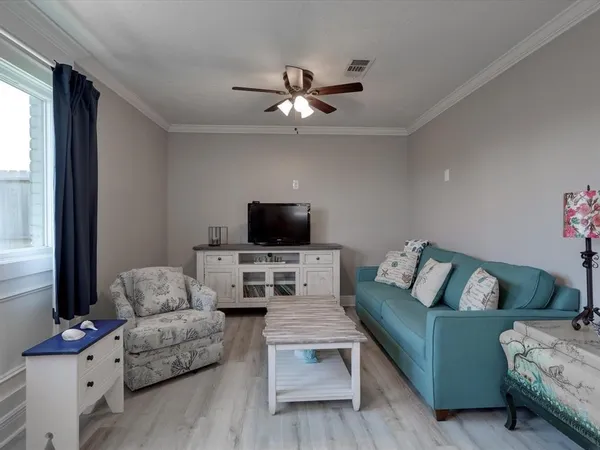 $1,800 | 10 Windsor Court, Galveston, TX 77551