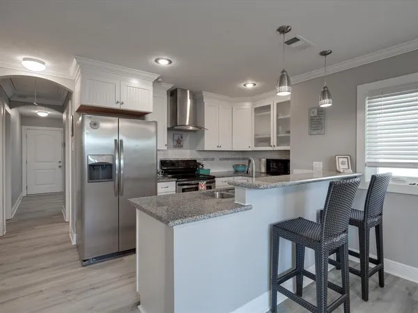 $1,800 | 10 Windsor Court, Galveston, TX 77551