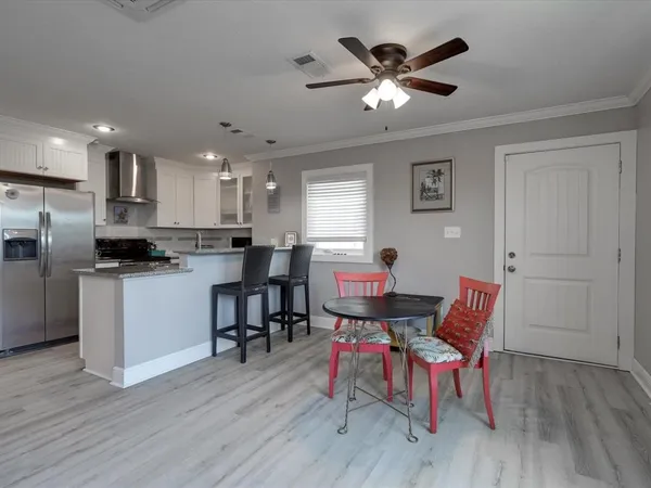 $1,800 | 10 Windsor Court, Galveston, TX 77551