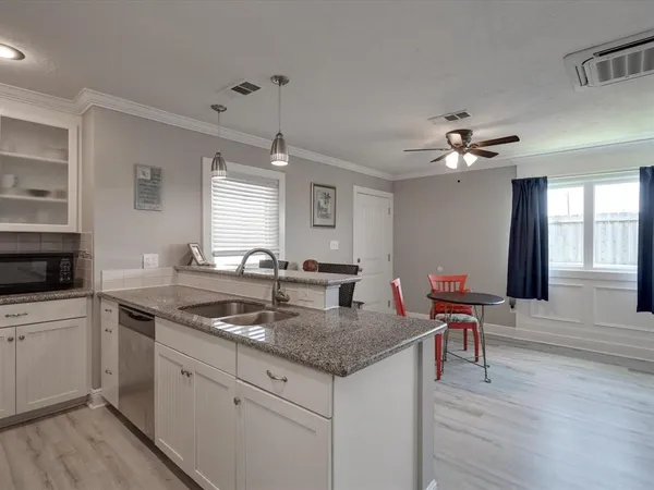 $1,800 | 10 Windsor Court, Galveston, TX 77551