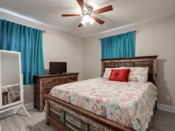 $1,800 | 10 Windsor Court, Galveston, TX 77551