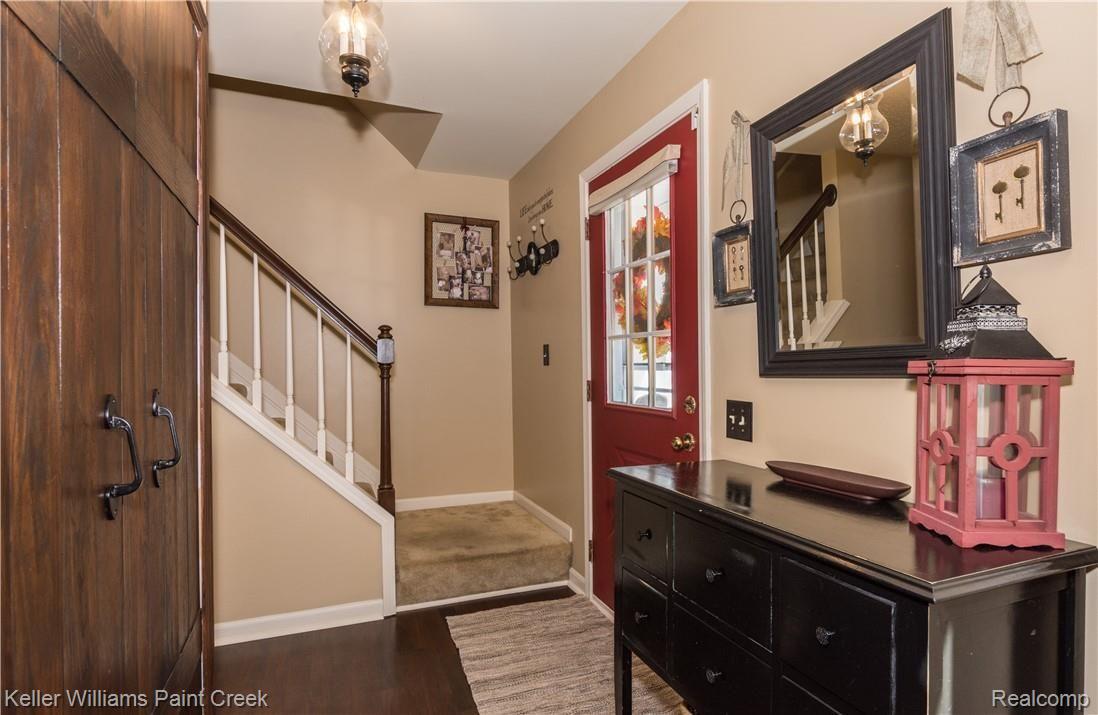 416 Ivy Wood Court Rochester, MI 48307 - Photo 5 of 32 Foyer