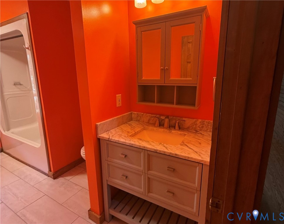 18318 Wards Creek Road Disputanta, VA 23842 - Photo 5 of 16 a bathroom with a sink a mirror and a bathtub