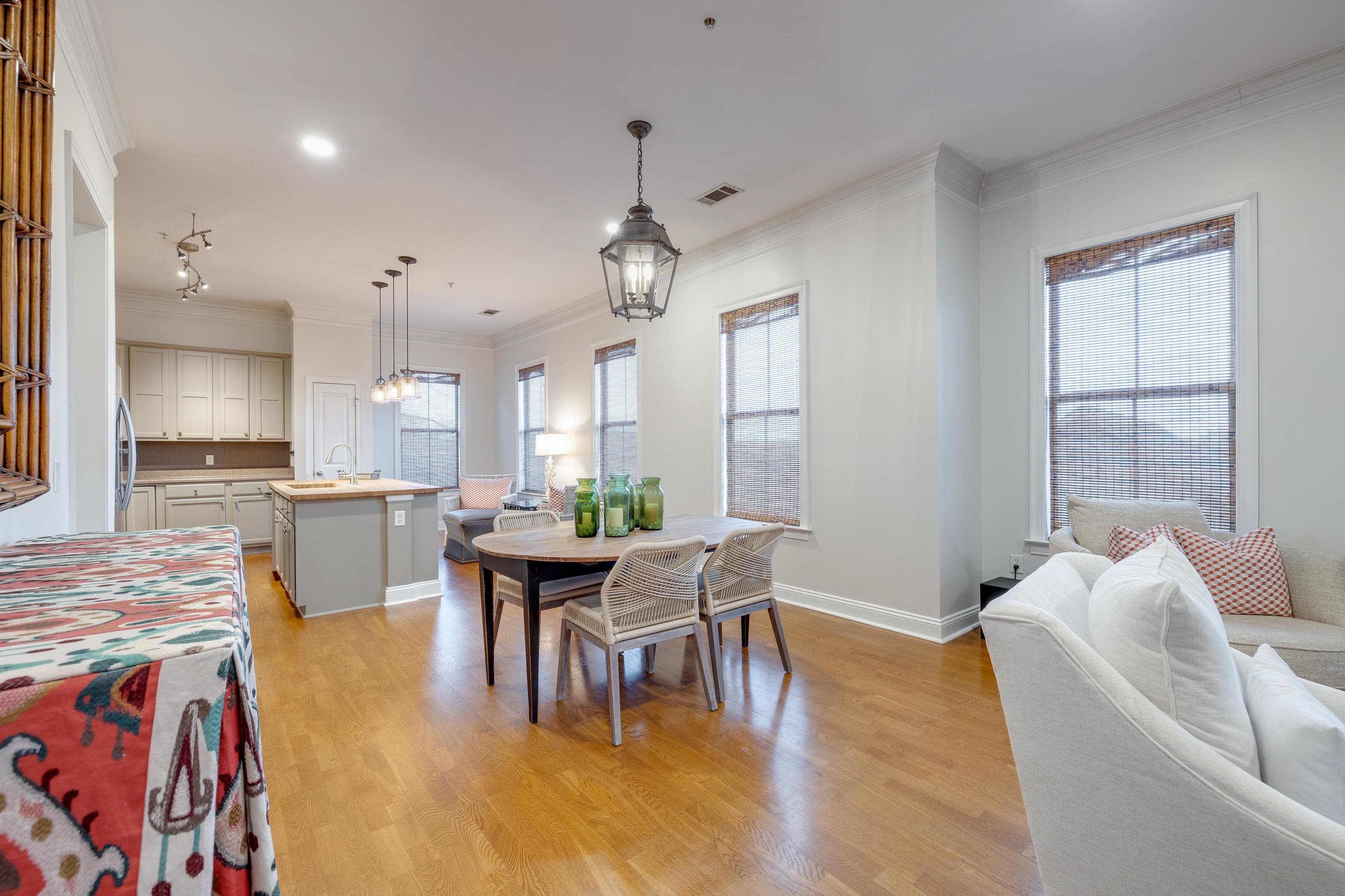 680 Harbor Bend Road, Unit 212 Memphis, TN 38103 - Photo 6 of 23 Dining room with crown molding, sink, light hardwood / wood-style floors, and an inviting chandelier