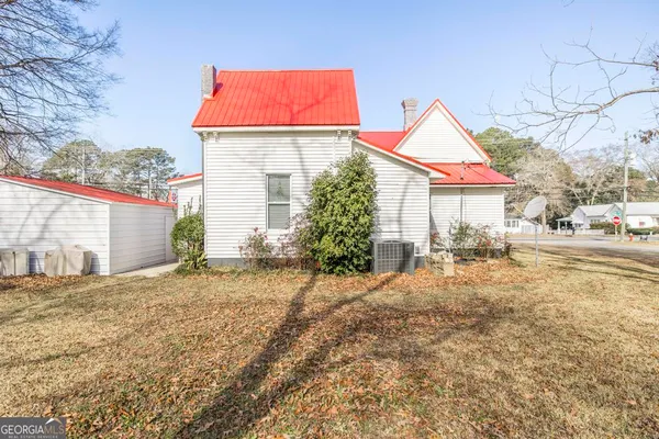 a view of backyard of the house
