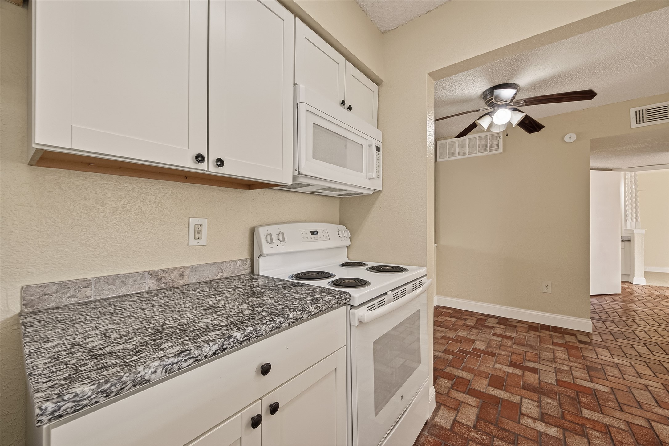 1500 Bay Area Boulevard, Unit 183 Houston, TX 77058 - Photo 10 of 24 a kitchen with white cabinets and appliances