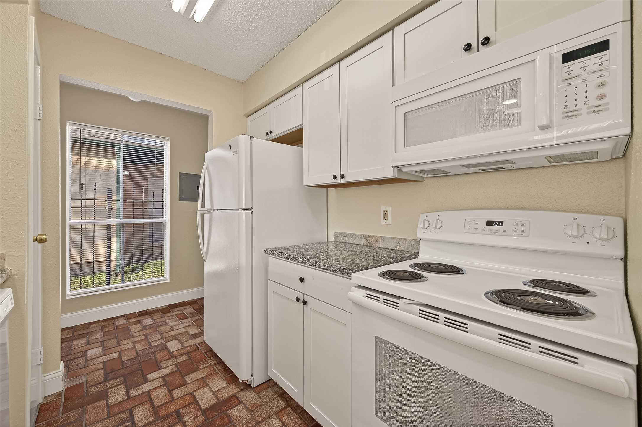 1500 Bay Area Boulevard, Unit 183 Houston, TX 77058 - Photo 7 of 24 a kitchen with appliances cabinets and a counter top space