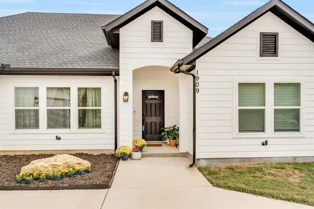 $430,000 | 1909 Willowcrest Loop, Denton, TX 76205