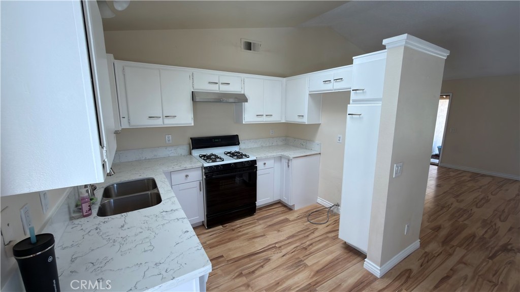 12697 Saffron Court Rancho Cucamonga, CA 91739 - Photo 5 of 22 Kitchen