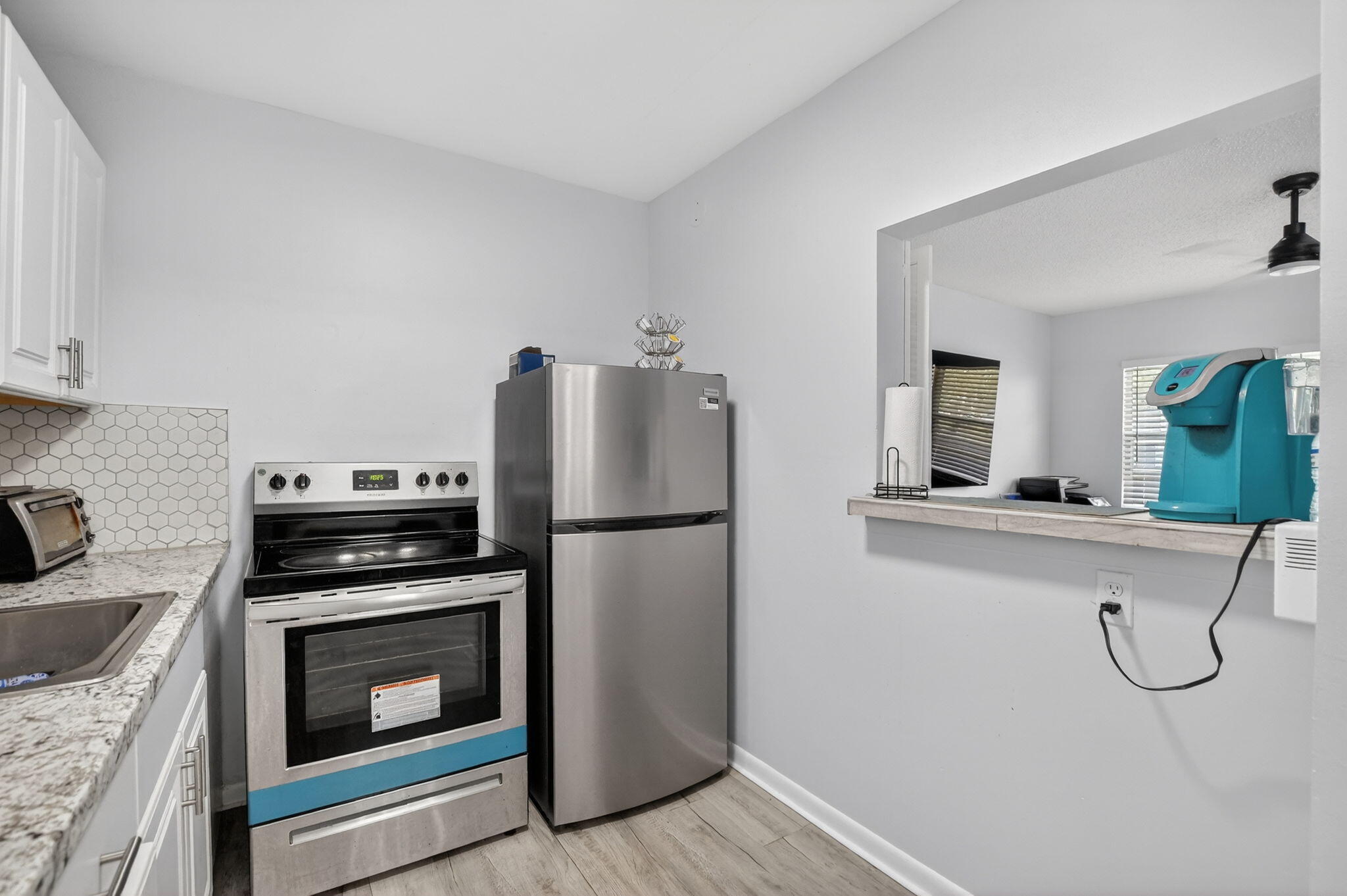 485 Mansfield K Boca Raton, FL 33434 - Photo 15 of 73 a kitchen with a stove a refrigerator and a sink