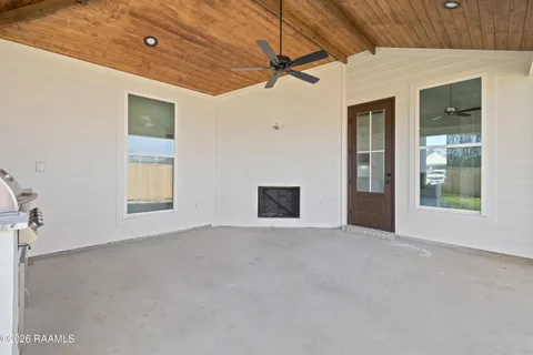 $379,900 | 103 Fountain Mdw Drive, Broussard, LA 70518