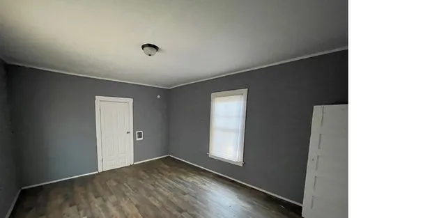 a view of empty room with window