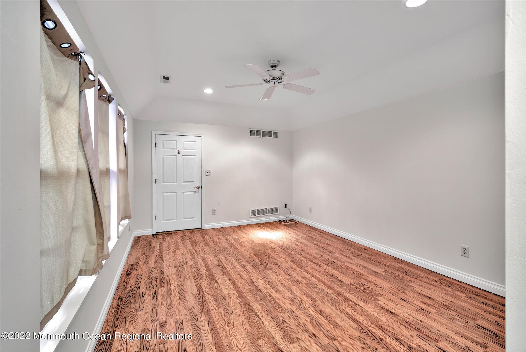 668 Brewers Bridge Road Jackson, NJ 08527 - Photo 15 of 33 15-MASTER BEDROOM