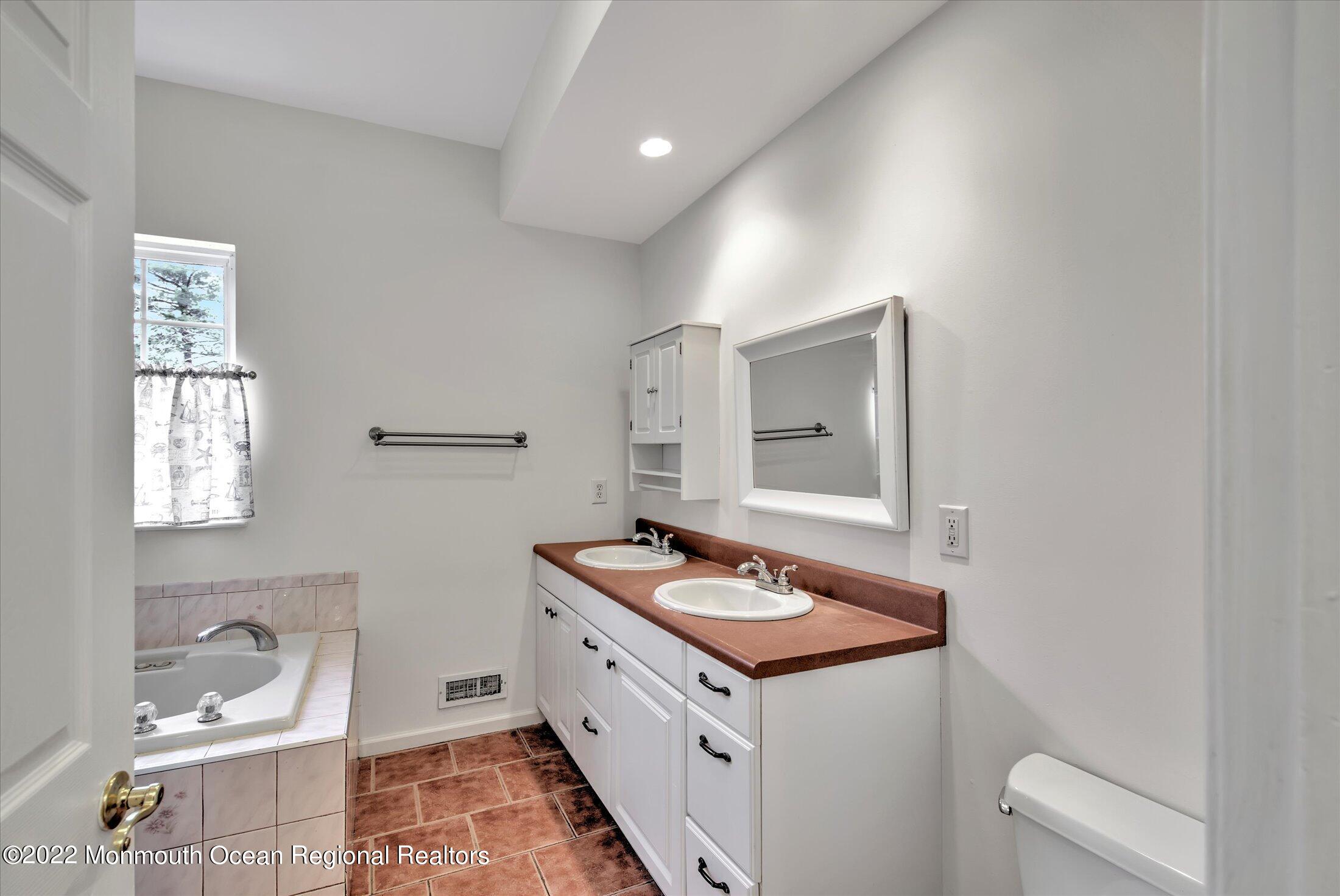668 Brewers Bridge Road Jackson, NJ 08527 - Photo 17 of 33 17-MASTER BATHROOM