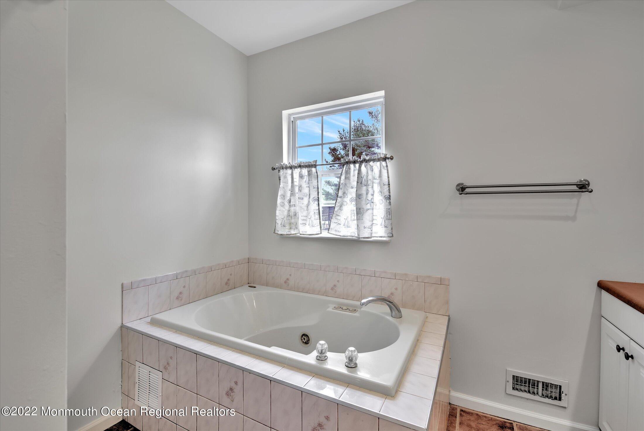 668 Brewers Bridge Road Jackson, NJ 08527 - Photo 18 of 33 18-MASTER BATHROOM