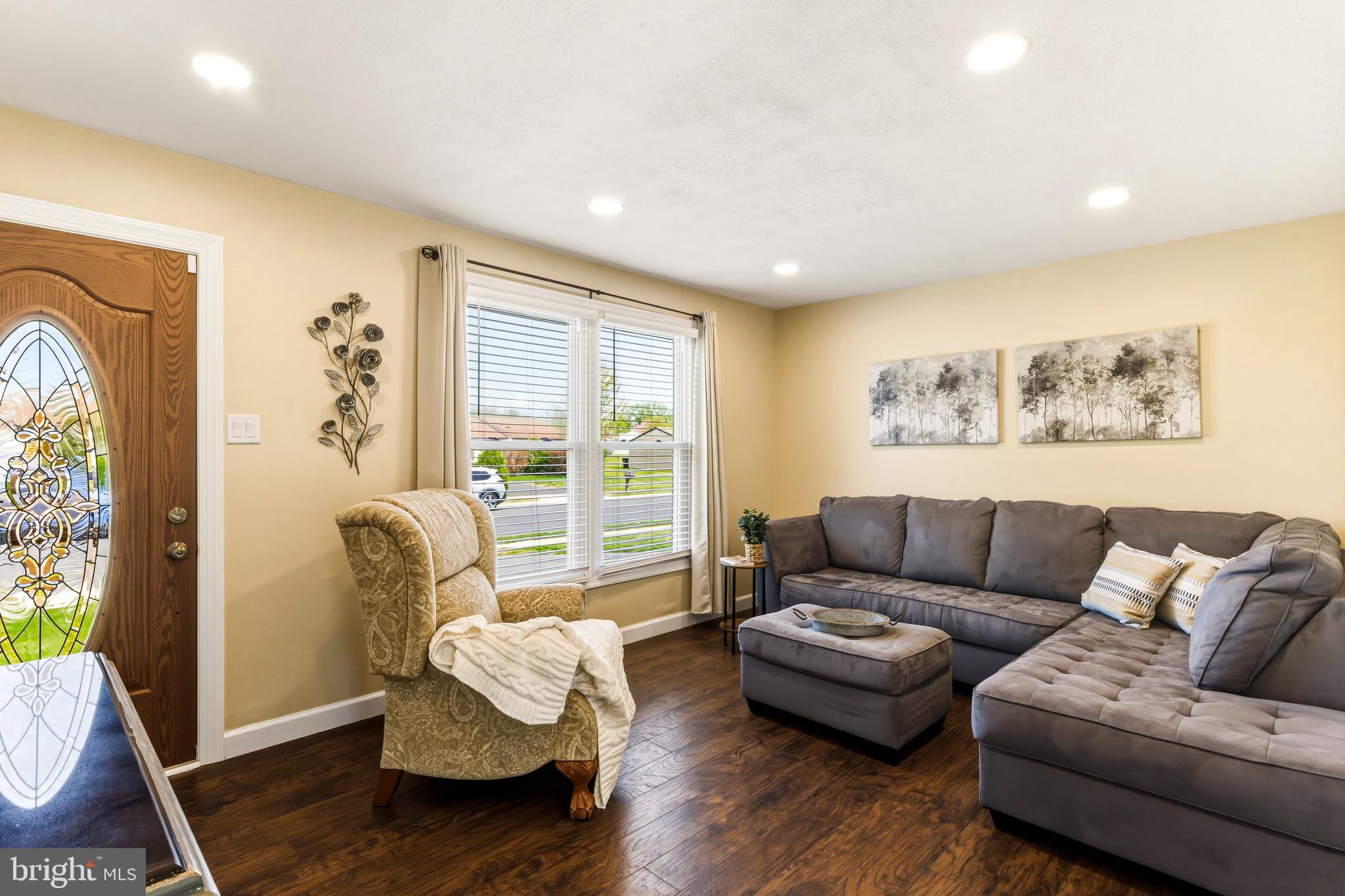 434 Ridge Drive Williamstown, NJ 08094 - Photo 4 of 30 Bright and Inviting Livingroom