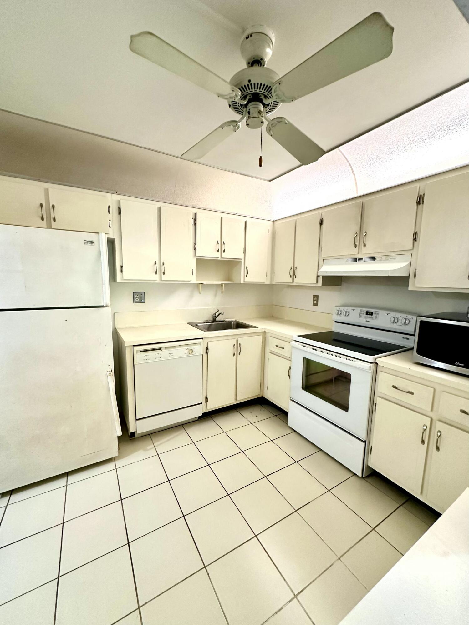 9235 Southwest 8th Street, Unit 114 Boca Raton, FL 33428 - Photo 12 of 24 Kitchen