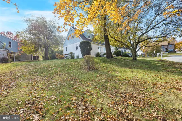 a view of a yard with a house